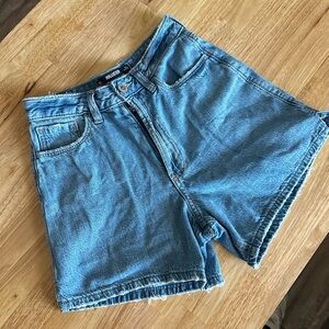Hollister Ultra High Rise 90s Short